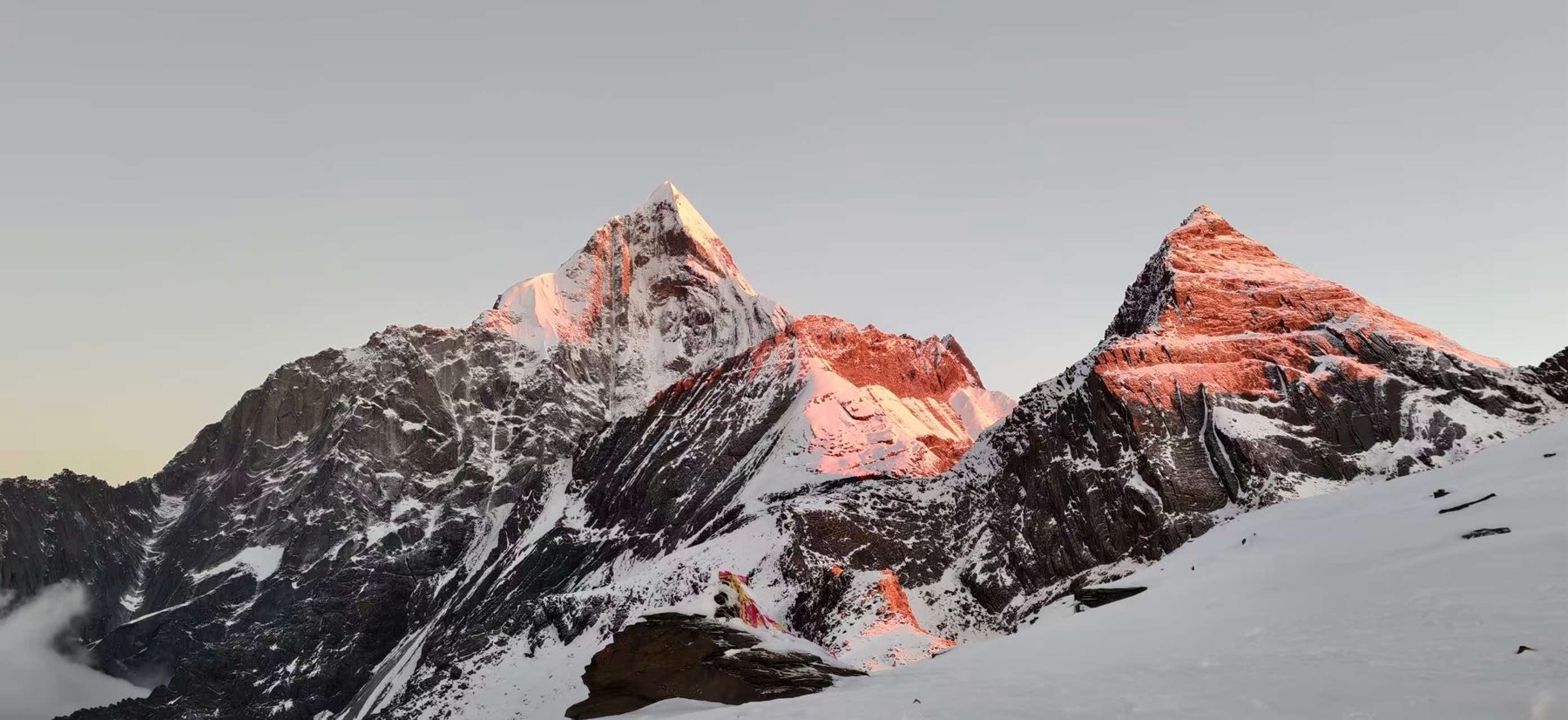Le Yaomei, le Sanfeng et l'Erfeng éclairés en rose par les premiers rayons du soleil à l'aube, vus depuis le col sous le sommet du Dafeng.